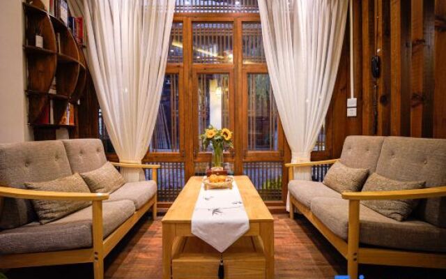 The Meow Blossom Inn (Lijiang Old Town)