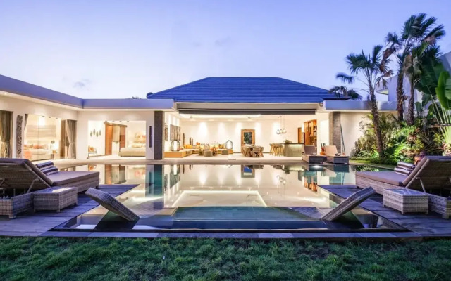 Villa 15 Stunning 6 BR Villa 400m to Beach