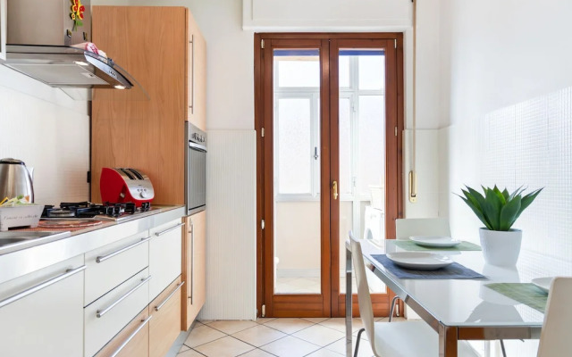 Bright flat next to the Vomero