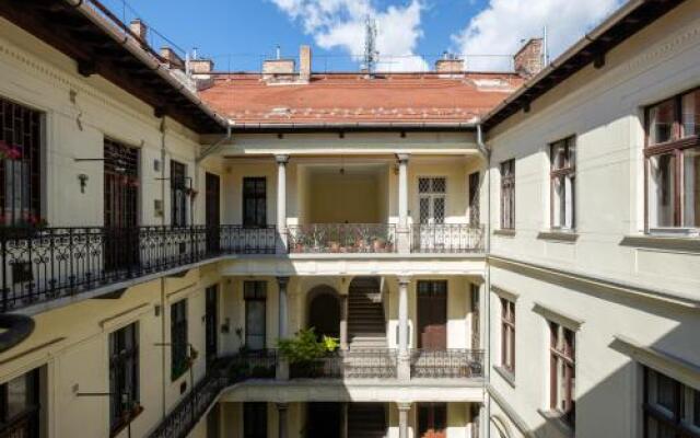 Andrassy Garden Apartment in Center