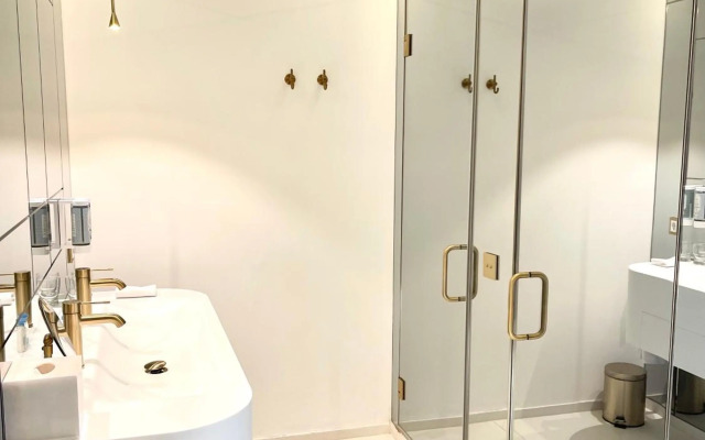 MONDRIAN Luxury Suites & Apartments Market Square IV