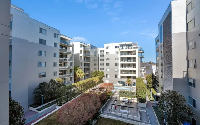 Modern 1-bed Unit With Pool Views and Balcony