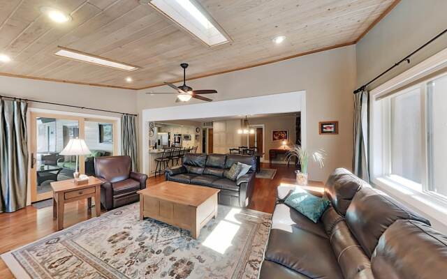 Coconino Estates Home With Hot Tub, Near Snowbowl 5 Bedroom Home