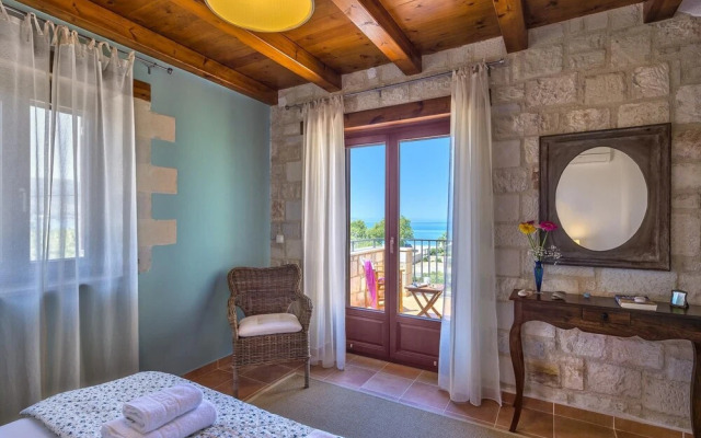 Emerald Villa 70m From the Beach