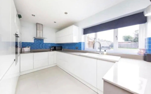 Stunning 4-bed House in Gidea Park