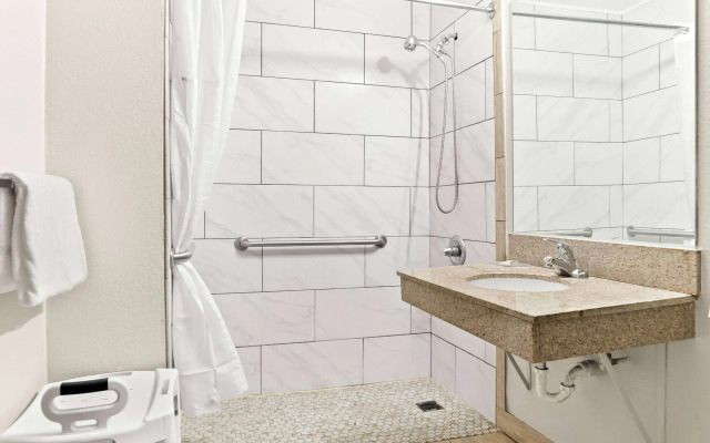 Days Inn & Suites by Wyndham Warren