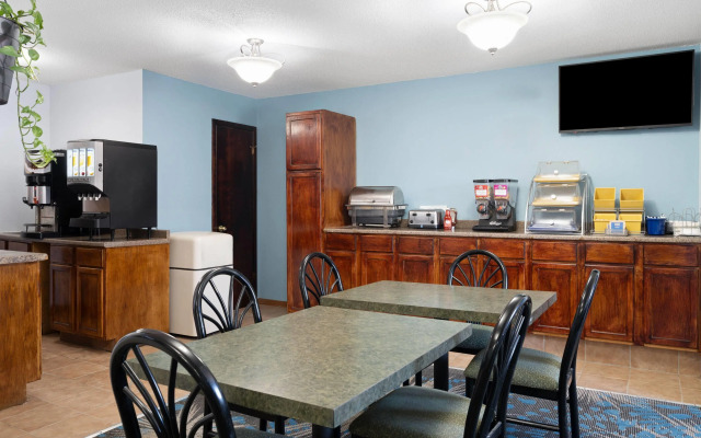 Days Inn by Wyndham Jamestown