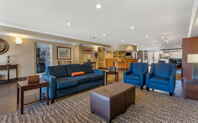 Comfort Suites Visalia Convention Center