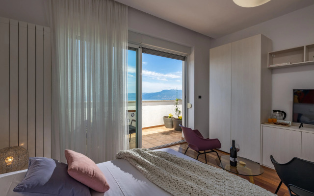 Terra Magica Deluxe Apartment OR Room with Private Parking, Terrace and Sea View