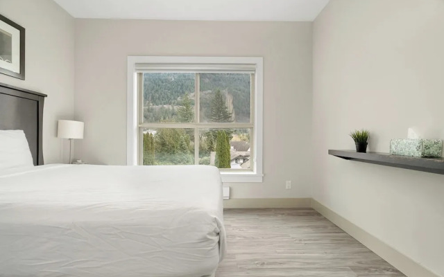 Rooftop Paradise Luxe 2BR  Lake Views