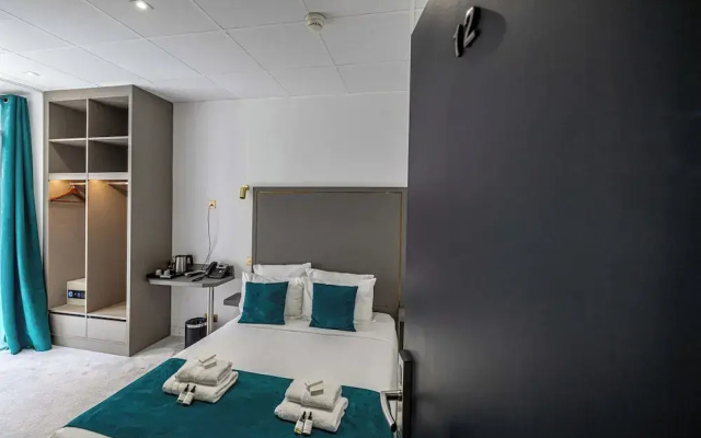 Deluxe Bedroom With Balcony in Cannes Palais
