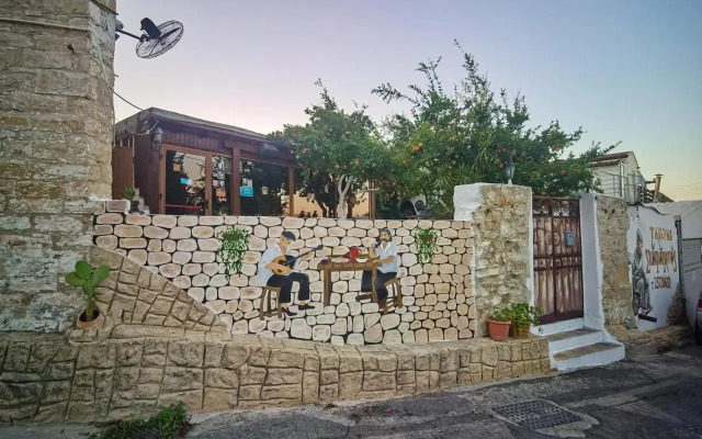 Eagles Nest- 2BR stylish, free park, Netflix