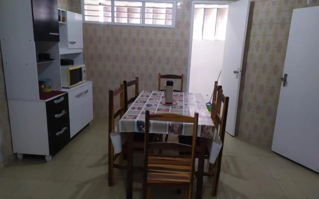 Espaçoso Apartamento na Praia do Futuro c/ 3 Qts.