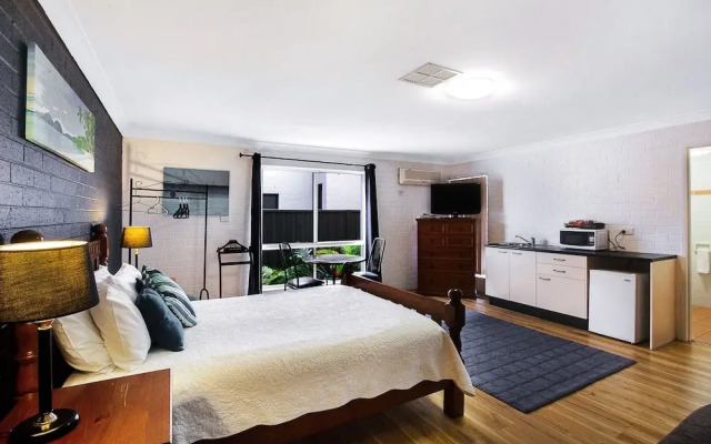 Salamander Beach Accommodation Adults Only