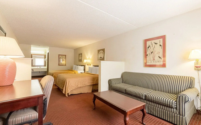Econo Lodge Inn & Suites