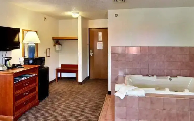 Days Inn & Suites by Wyndham Traverse City