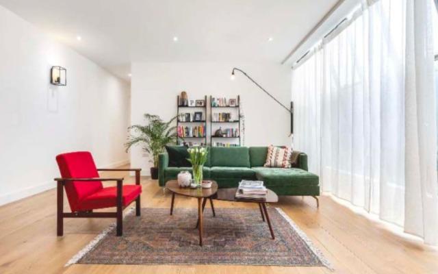 3 Bedroom Warehouse-style Apartment in Balham