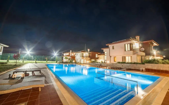 Villas in Complex Trakiyskiy Bryag