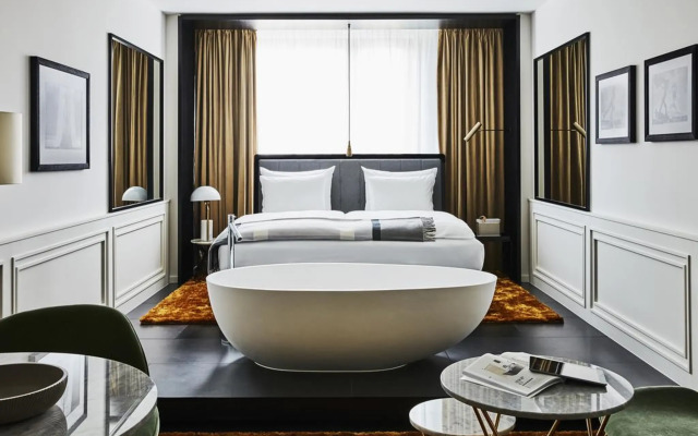 Roomers Munich, Autograph Collection