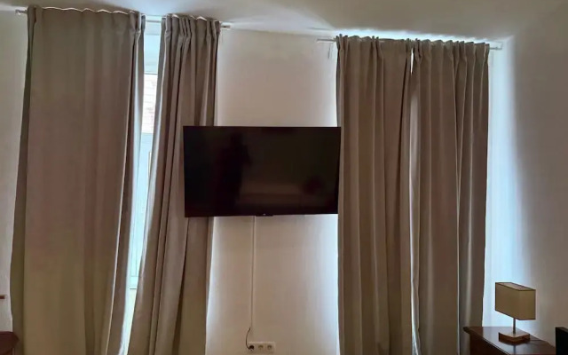 Chic 2BR Apt Steps from Westbahnhof