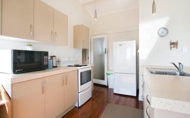 Sweeping Sea Views - Waihi Holiday Home