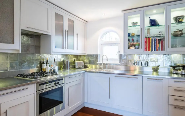 Immaculate Hammersmith Home By The River Thames
