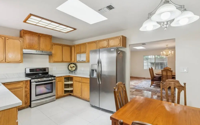 Russell House Near Hollywood & Griffith Park 3 Bedroom Home