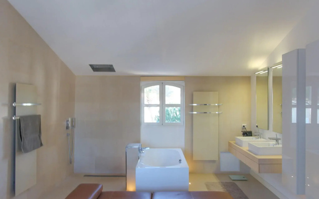 Spacious Holiday Home With hot tub