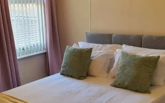Spacious House in Stoke