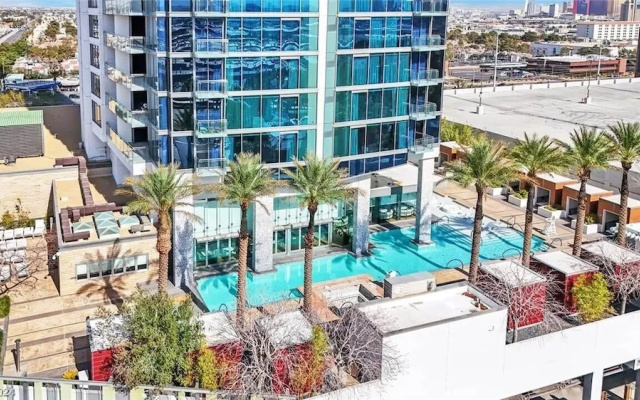 Mountain-view 1BR Palms w/ Balcony Access 83321