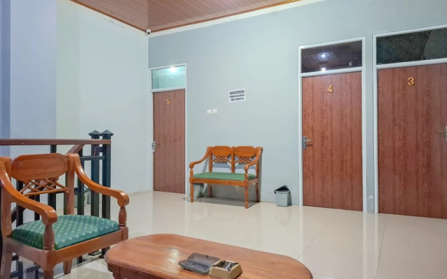 RedDoorz Syariah @ Fariza Guesthouse Kendal – Guest Rooms – Kendal