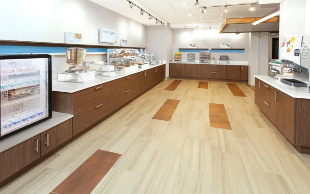 Holiday Inn Express and Suites Detroit/Sterling Heights by IHG