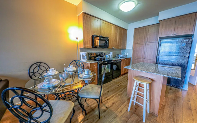 Lake View Luxury Condo by Elite Suites