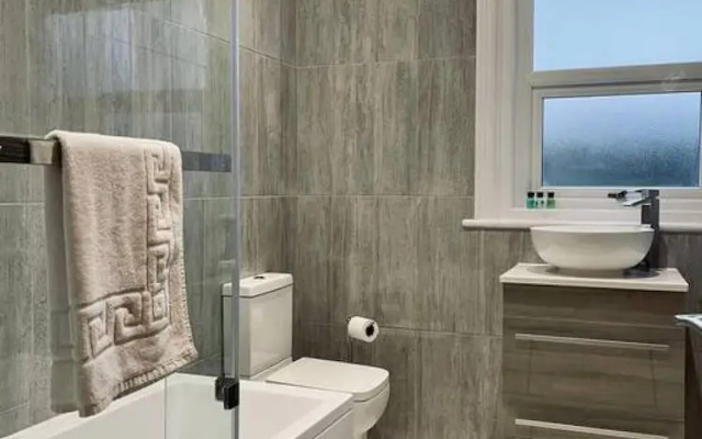 Kensington Place - 4 Bedroom Home w Free Parking
