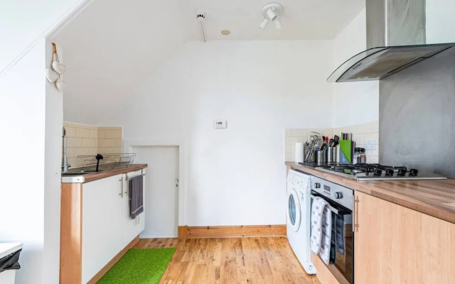 Stunning 5 Bedroom Large Apartment With Parking
