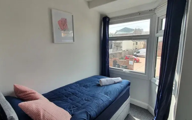 Room in Guest Room - Bright Single Room in Stoke