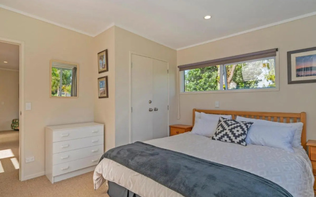 Oysters Retreat - Cooks Beach Holiday Home