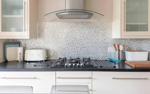 Spacious House - 2 Double Rooms - Street Parking - Garden