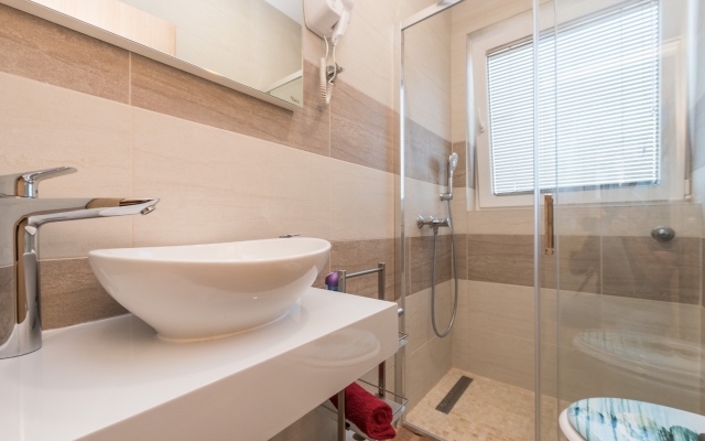 Room Tomo - open pool and pool for children: R1 Sukosan, Zadar riviera