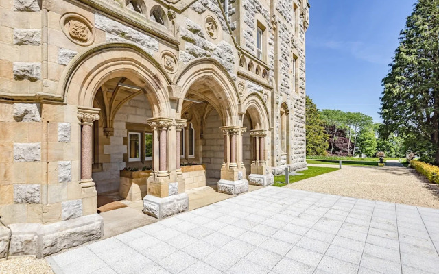 The Wilfred Suite Stone Cross Mansion