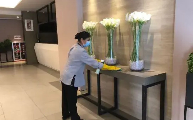 Ease Hotel (Wuhan Zhongshan Avenue Hanzheng Street Metro Station)