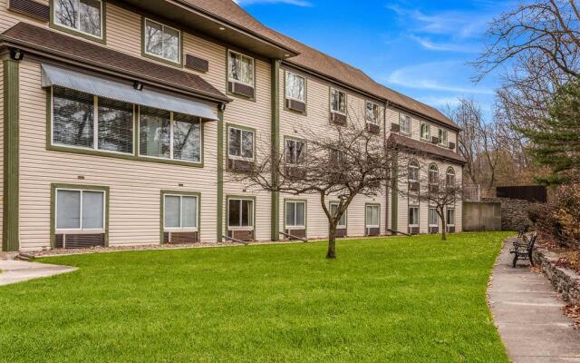 Econo Lodge Whitehall near Michigan's Adventure