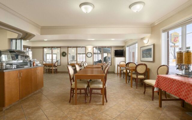 Super 8 By Wyndham High Level Ab