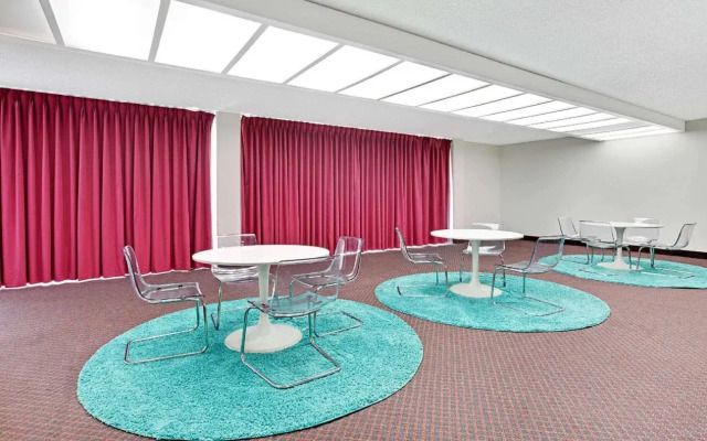 MC Pacific Inn & Suites