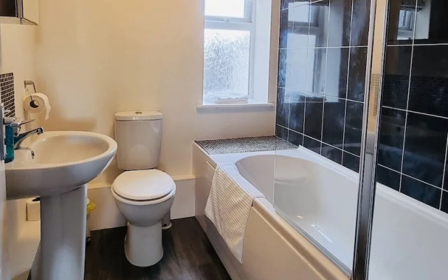 Beachside Home - Sleeps 5, Garden, Parking & Pets