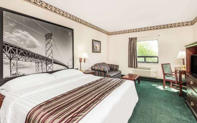 Super 8 by Wyndham Ambassador Bridge Windsor ON