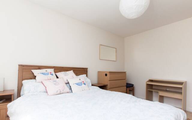 Bright, Modern 2BR Flat for 3 With Parking