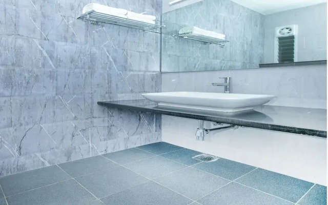 OYO 11308 Benhur Pride Hotel