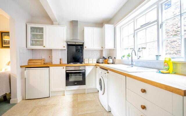 6 Monkbar Court