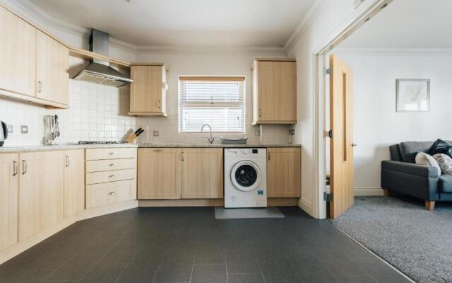 Spacious 2 bedroom flat near beach and town centre
